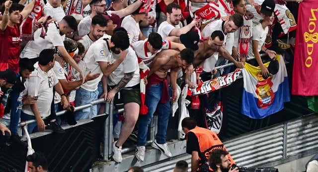 Invasión de campo de los aficionados sevillistas tras la victoria ante la Roma