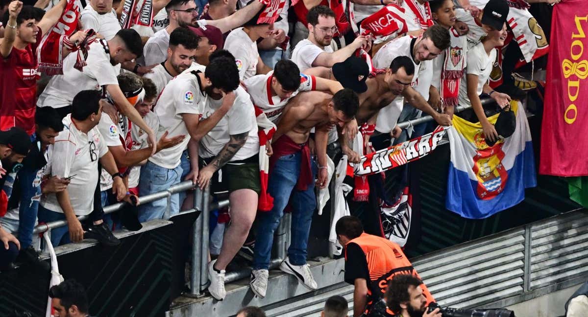 Los hinchas del Sevilla saltando al terreno de juego.