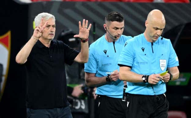Mourinho, molesto con Taylor. REUTERS/Annegret Hilse