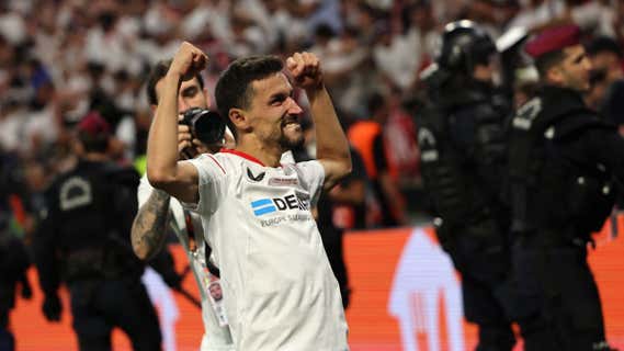 Jesús Navas, capitán del Sevilla, celebra la séptima Europa League de su equipo./