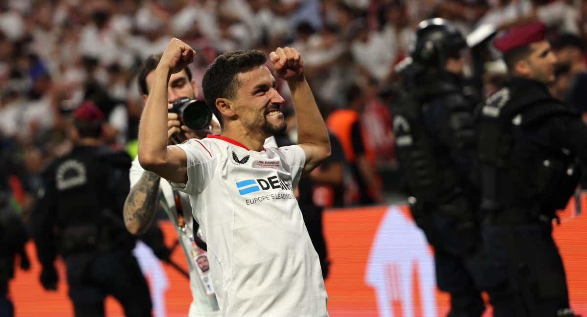 Jesús Navas, capitán del Sevilla, celebra la séptima Europa League de su equipo.
