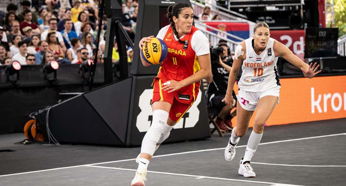 Vega Gimeno, con la bola en el partido ante Países Bajos. /FIBA