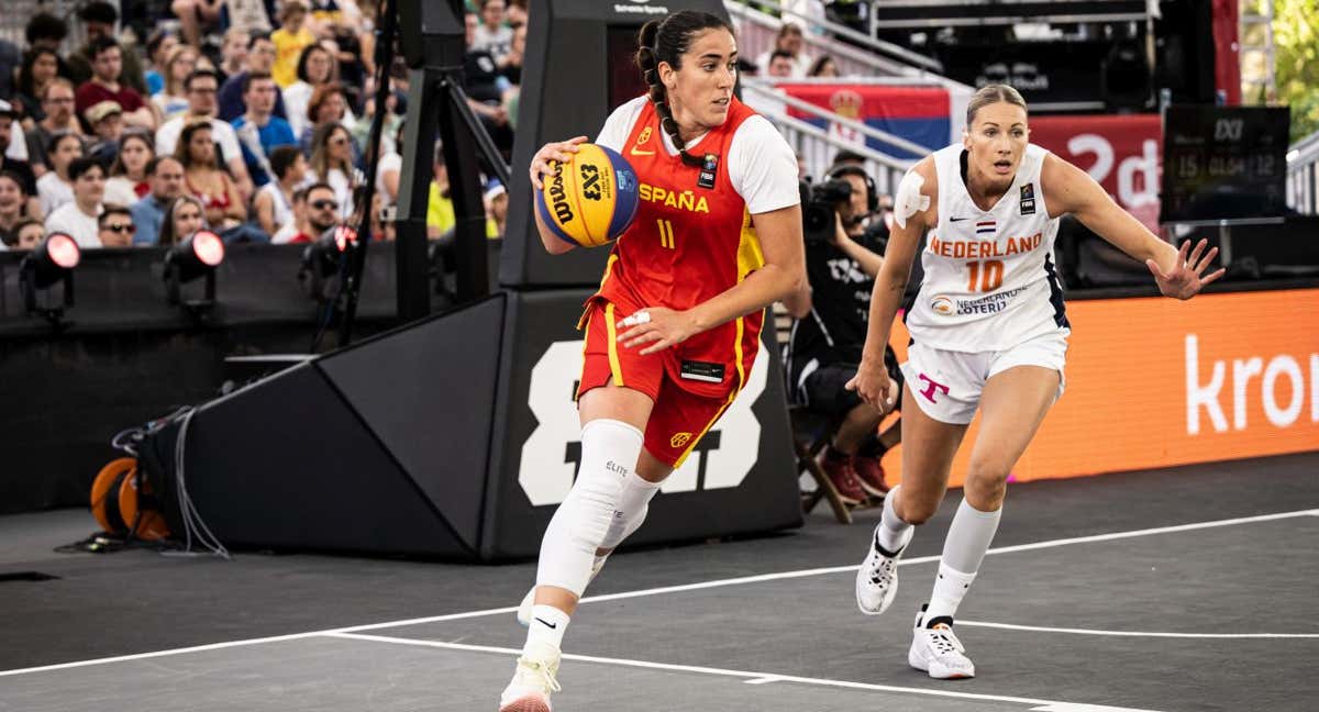 Vega Gimeno, con la bola en el partido ante Países Bajos.
