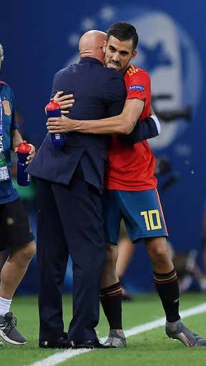 Abrazo entre Luis de la Fuente y Ceballos. Reuters
