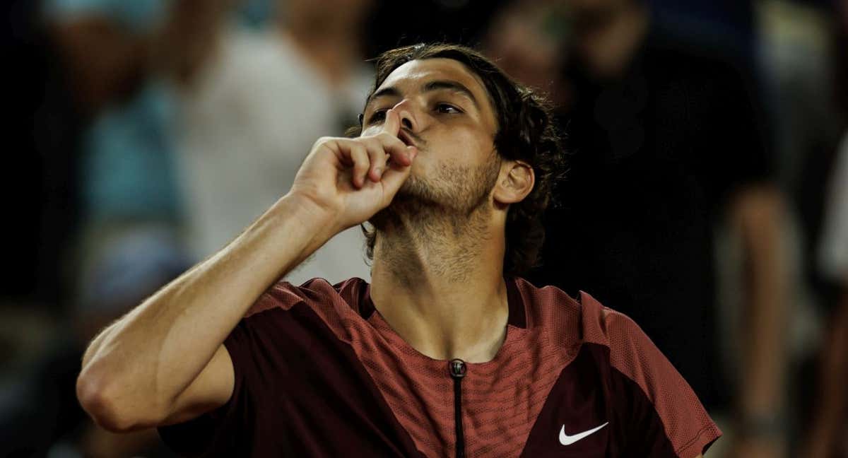 Taylor Fritz manda callar al público de la pista Suzanne Lenglen tras eliminar al último francés de Roland Garros. /Frey/TPN/Getty Images