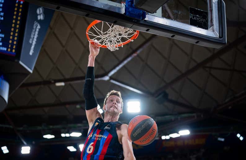 El Barça destroza el récord de triples en playoffs y se mete en semifinales