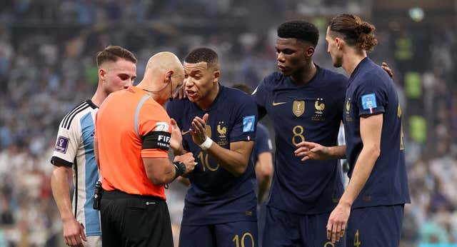 La UEFA mantiene a Szymon Marciniak como árbitro de la final de la Champions