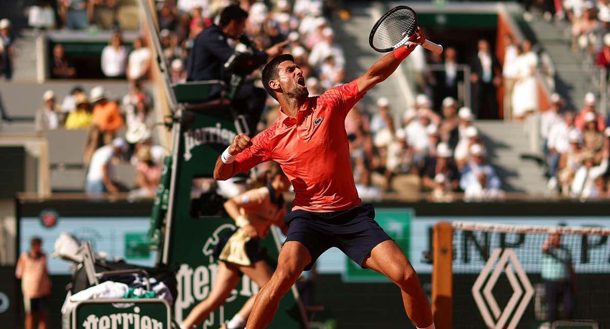 Djokovic celebra el segundo set del partido ante Davidovich encarándose al público de la pista central. /GETTY