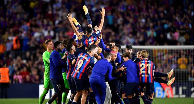 Una década buscando al heredero de Busquets… sin conseguirlo
