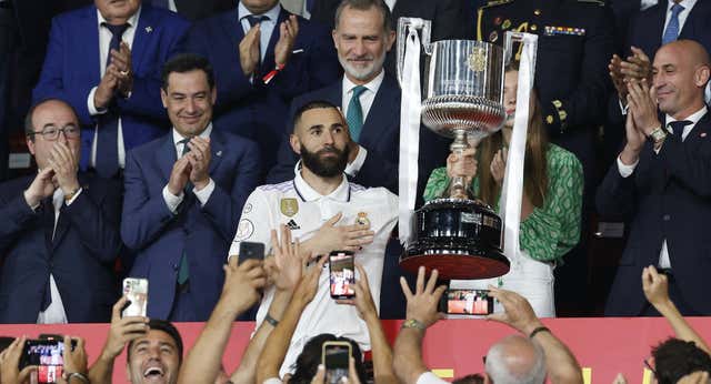 ¿Cuántos títulos tiene Karim Benzema con el Real Madrid?