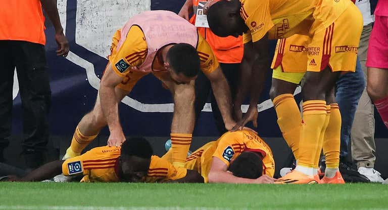 Lucas Buades, tendido en el suelo tras ser agredido por el ultra del Girondins.