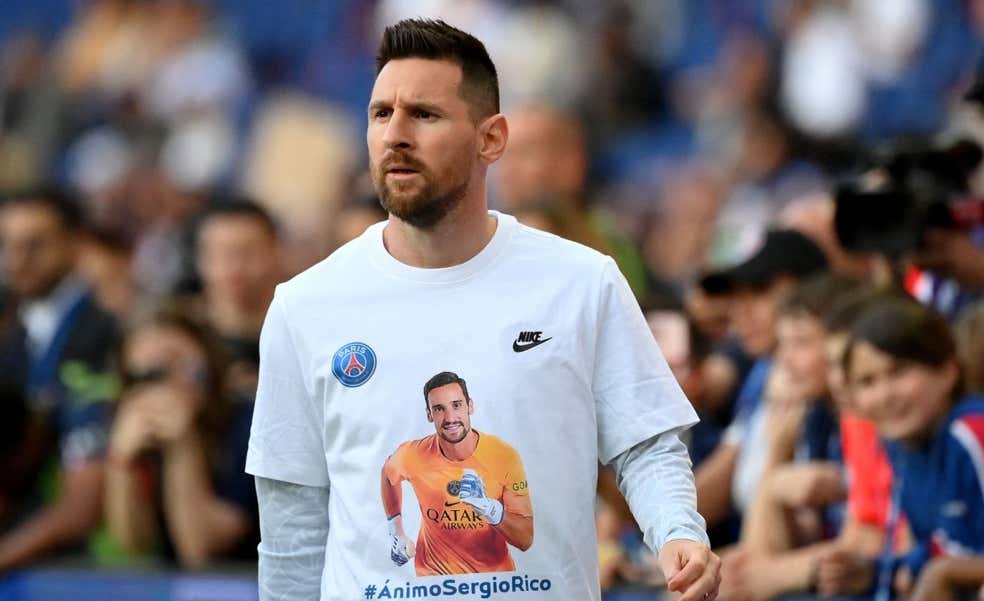 El PSG se vuelca con Sergio Rico: camisetas, lonas... ¡y 13 minutos seguidos de cánticos!