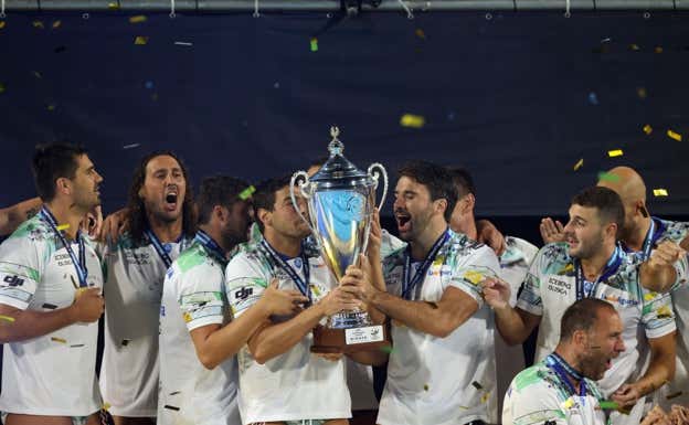 El Pro Recco levanta el trofeo. EFE/EPA/ANDREJ CUKIC