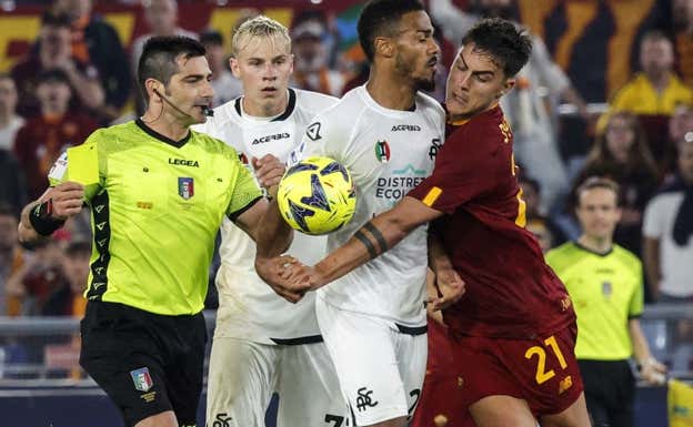 Adou, capitán del Spezia, se encara con Dybala.  EFE