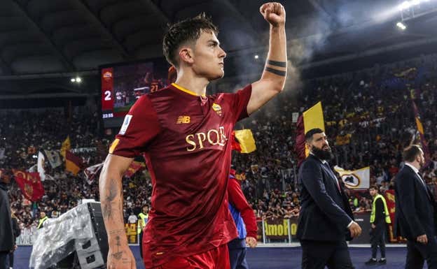 Dybala festeja ante la Curva Sud.  EFE