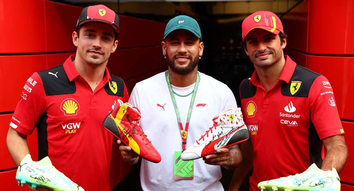 Neymar Jr, junto a Carlos Sainz y Charles Leclerc, en el paddock de Montmeló. /Getty