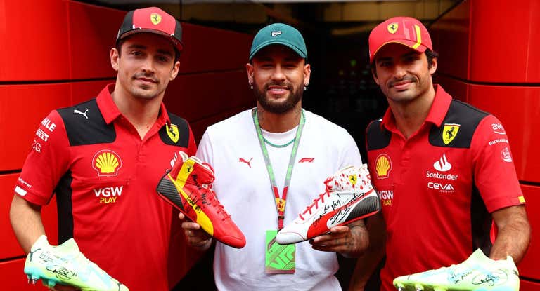 Neymar Jr, junto a Carlos Sainz y Charles Leclerc, en el paddock de Montmeló.