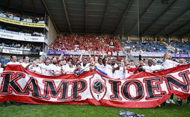 El Royal celebra el campeonato.  AFP