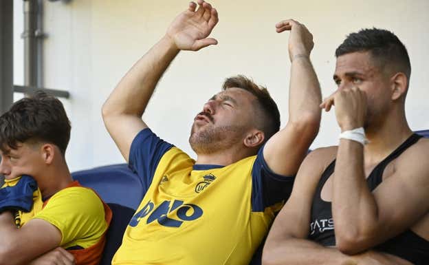 Los jugadores del Union se lamentan en el banquillo.  AFP