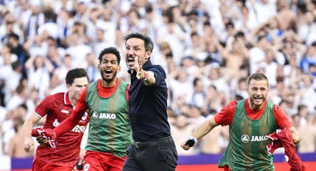 Final dramático: tres campeones distintos en cinco minutos y Van Bommel se lleva la liga