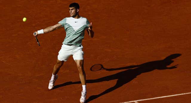 Alcaraz saca a pasear el martillo y se clasifica a cuartos en Roland Garros
