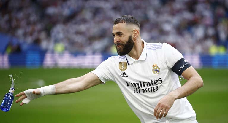 Karim Benzema antes de empezar un partido en el Santiago Bernabéu.