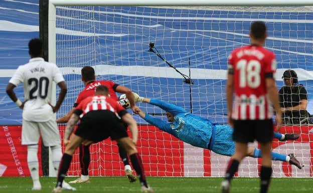 Paradón de Courtois ante el Athletic.  AFP