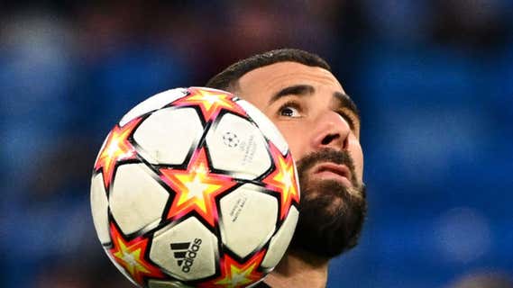 Karim Benzema con el balón en el hombro./AFP