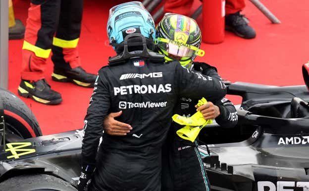 Lewis Hamilton y George Russell se abrazan tras el doble podio de Mercedes en Montmeló.  Reuters