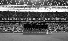 El Espanyol se queda quieto un minuto y lanza pelotas de playa: «Que no haya paz para los corruptos»