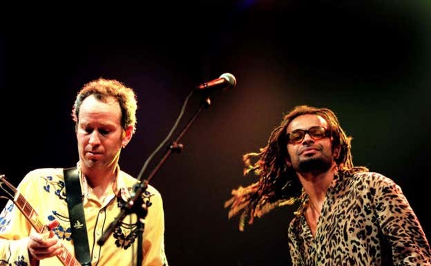 John McEnroe y Noah, durante un concierto en 1998.  EPA
