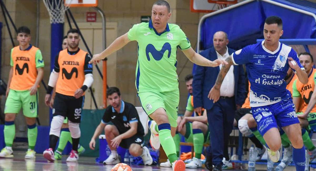 Humberto pugna por un balón con el cierre interista Carlao en un partido de Liga ante la mirada del portero Deko desde el banquillo. /MOVISTAR INTER