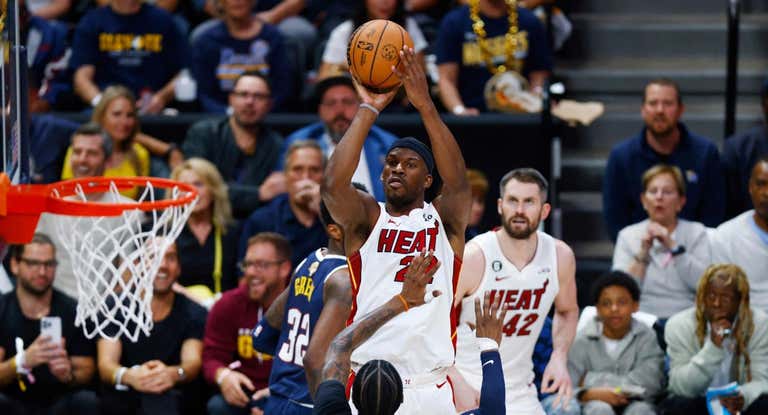 Jimmy Butler lanza a canasta ante los Nuggets.