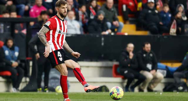 El Athletic deja un recado a Iñigo y el central les desmiente públicamente