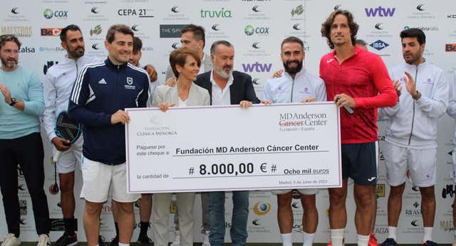 8.000 euros para el cáncer de mama gracias al torneo de pádel del doctor Ángel Martín