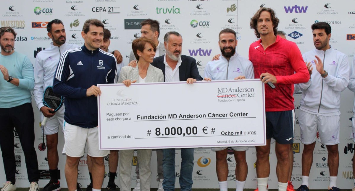 Entrega del cheque para la investigación contra el cáncer.