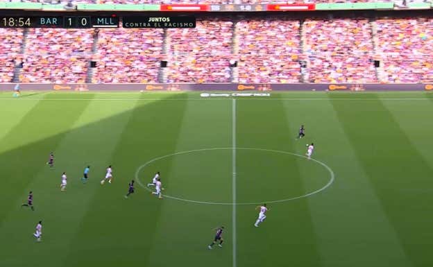 Ansu recibe en ventaja y con todo el campo en 1x1 ante el central del Mallorca.