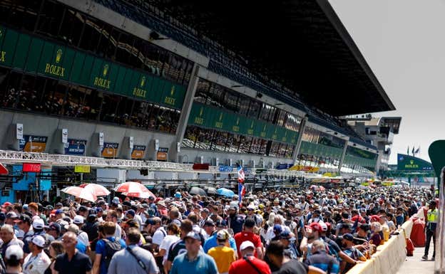 Aficionados en la recta de meta del Circuito de La Sarthe.  EP
