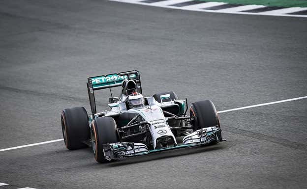 Jorge Lorenzo, durante su test con el Mercedes F1 W05 en Silverstone en 2016.  Monster Energy