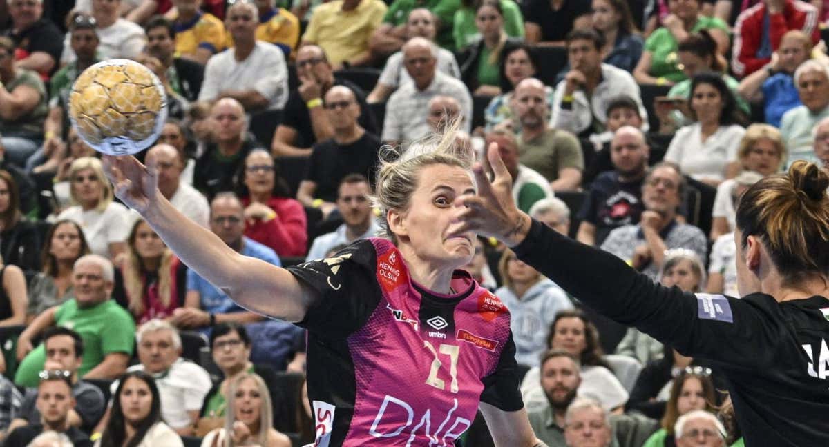 La pega, una resina que se usa en el balonmano para mejorar el agarre del balón, tiene los días contados. /EFE