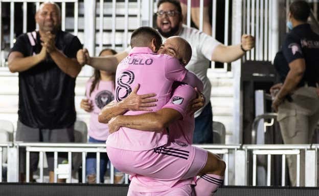 Pozuelo e Higuaín celebran uno gol.  AFP