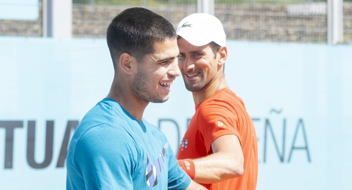 Alcaraz y Djokovic, durante un entrenamiento en el Mutua Madrid Open de 2022. .