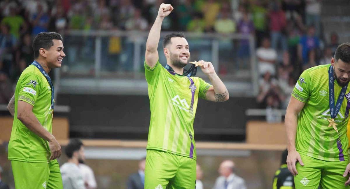 Dani Saldise celebra la consecución de la UEFA Futsal Champions League con el Mallorca Palma Futsal.