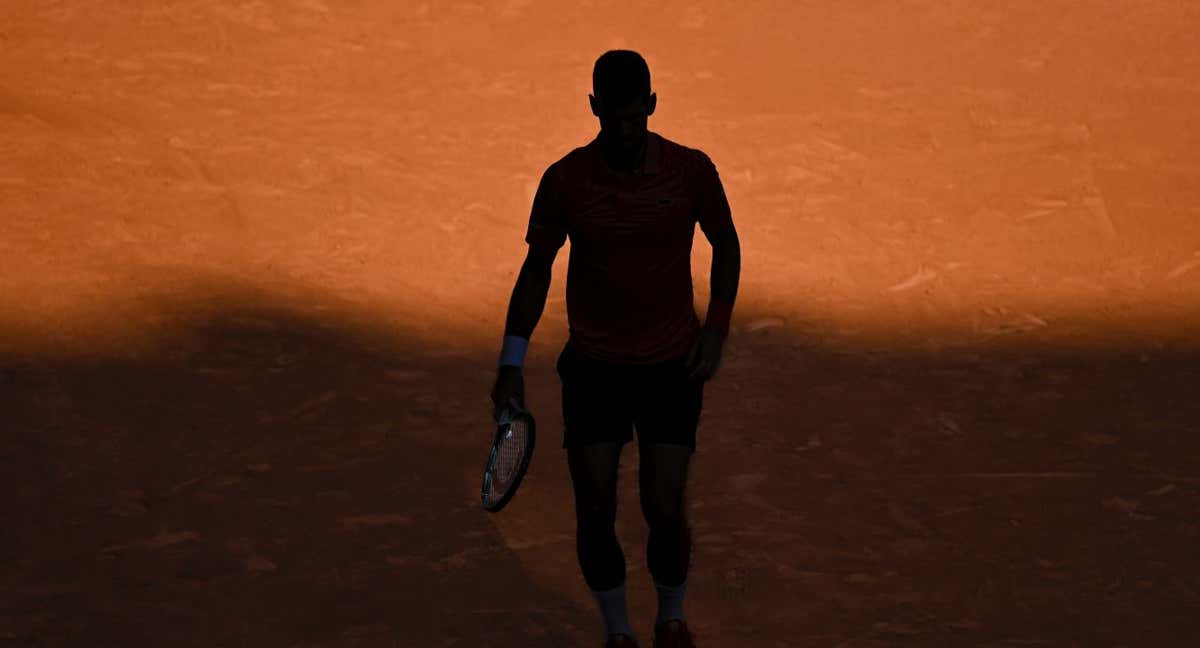 Novak Djokovic, en la oscuridad de la pista Philippe Chatrier durante su partido de cuartos ante Khachanov.