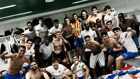 La plantilla del Valencia tras lograr la permanencia. /Valencia CF.