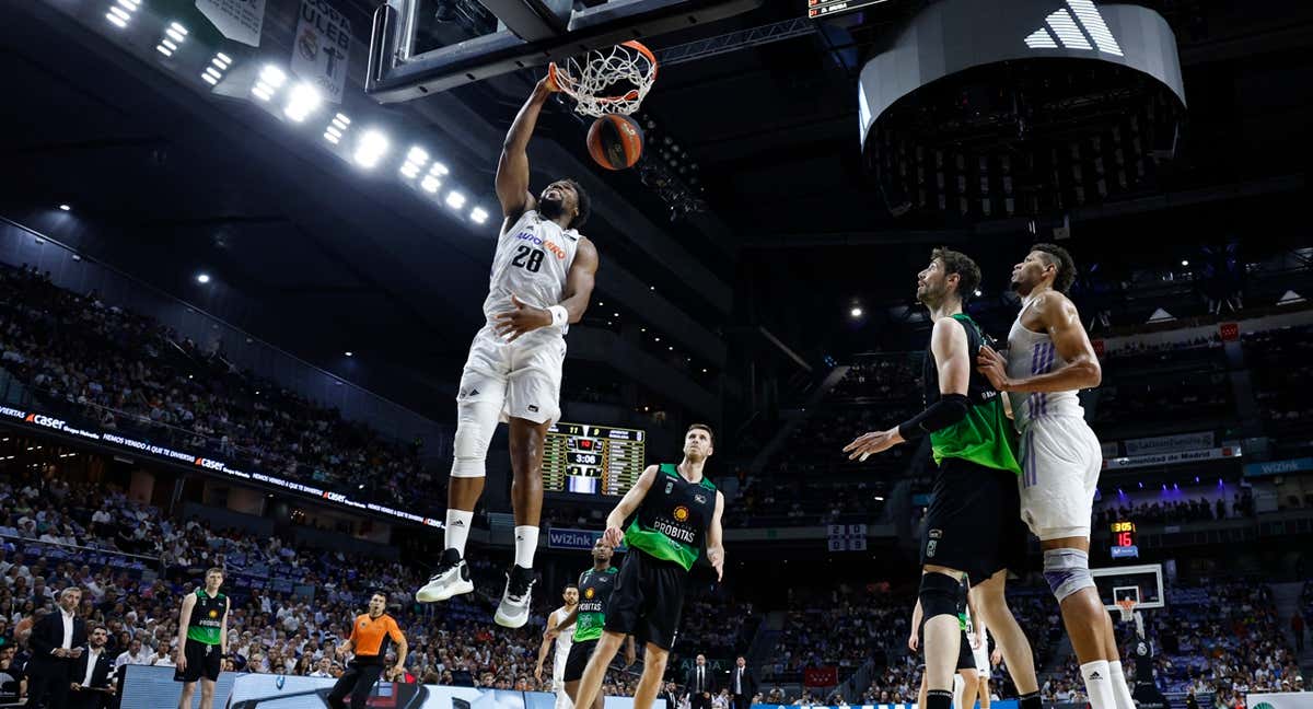 Guerschon Yabusele machaca el aro en el segundo partido frente al Joventut Badalona