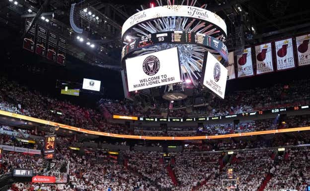 Imagen del marcador de los Heat dando la bienvenida a Messi a Miami. AFP