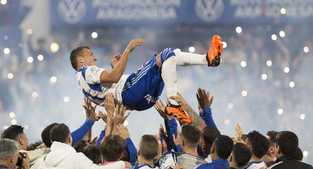 Zapater, homenajeado con el Zaragoza.