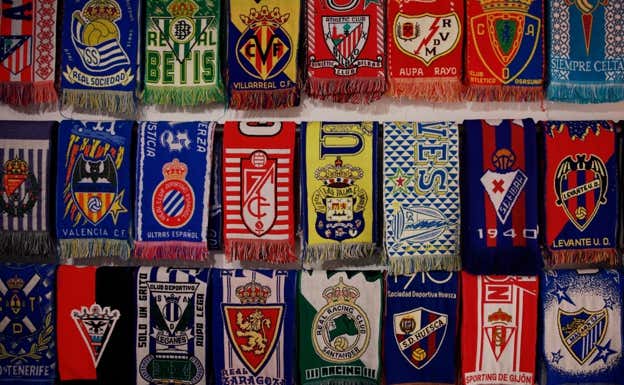 Parte de la colección de bufandas de José Manuel. RELEVO/ÁLEX CORRAL