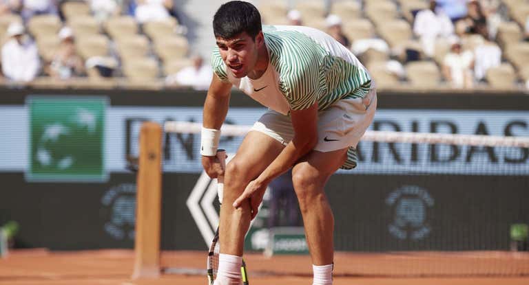 Carlos Alcaraz se lleva la mano al gemelo izquierdo tras acalambrarse en las semifinales de Roland Garros.